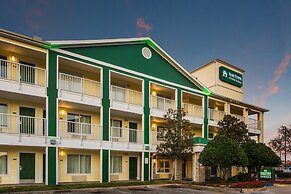 HomeTowne Studios by Red Roof Houston - West Oaks/ Energy Corridor