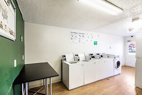 HomeTowne Studios by Red Roof Houston - West Oaks/ Energy Corridor