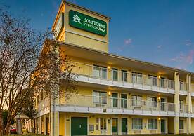 HomeTowne Studios by Red Roof Houston - West Oaks/ Energy Corridor