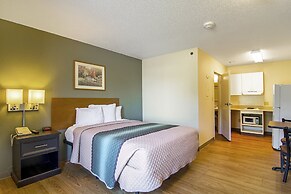 HomeTowne Studios by Red Roof Chicago - Waukegan