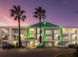 HomeTowne Studios by Red Roof Houston - Northwest