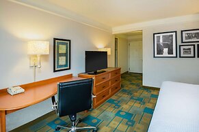 La Quinta Inn & Suites by Wyndham Colorado Springs South AP