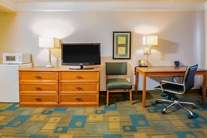 La Quinta Inn & Suites by Wyndham Colorado Springs South AP