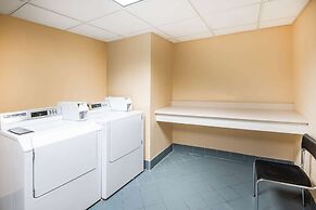 La Quinta Inn & Suites by Wyndham Colorado Springs South AP