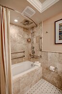 Woodmark Hotel and Still Spa