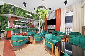 Chesterfield Hotel & Suites