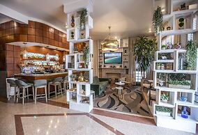 Chesterfield Hotel & Suites