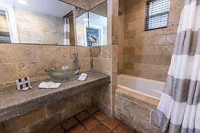 Chesterfield Hotel & Suites