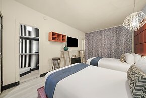 Chesterfield Hotel & Suites