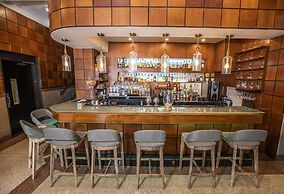 Chesterfield Hotel & Suites