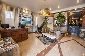 Chesterfield Hotel & Suites