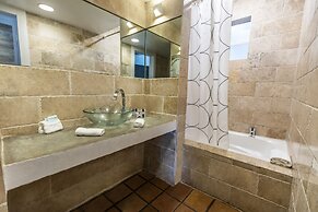 Chesterfield Hotel & Suites