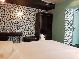 Brit Hotel Aux Sacres