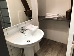 Brit Hotel Aux Sacres