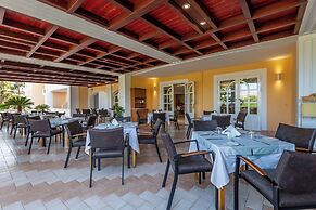 Crithoni's Paradise Hotel