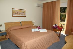 Crithoni's Paradise Hotel