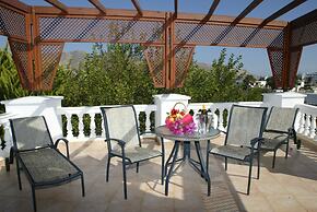 Crithoni's Paradise Hotel