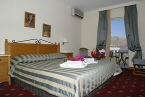 Crithoni's Paradise Hotel