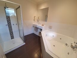 Golden Reef Motor Inn