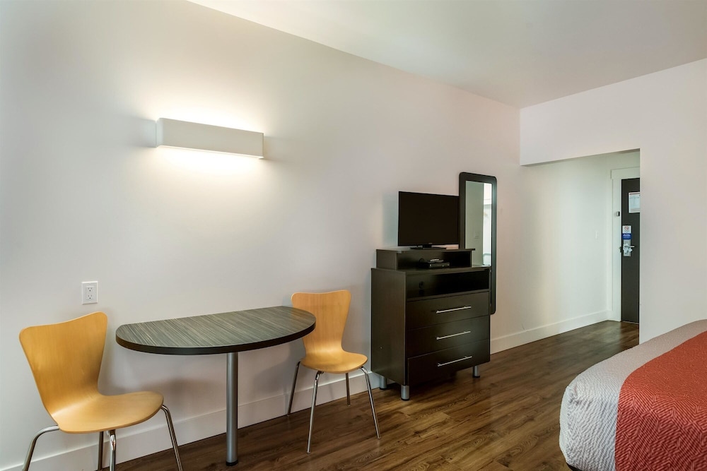 Motel 6 Moncton, NB