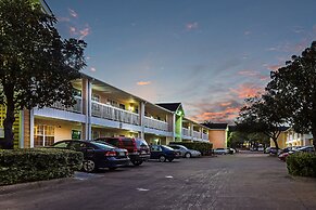 HomeTowne Studios By Red Roof Dallas - North Addison/ Tollway