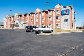 Motel 6 Olathe, KS