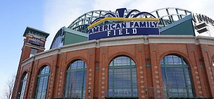 Ambassador Hotel Milwaukee, Trademark Collection by Wyndham