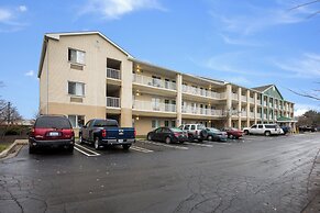 HomeTowne Studios by Red Roof Detroit - Livonia