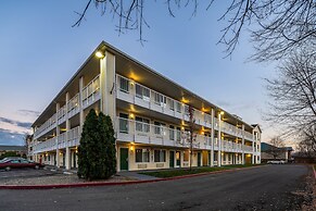 HomeTowne Studios by Red Roof Spokane - Valley