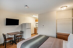 HomeTowne Studios by Red Roof Spokane - Valley