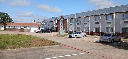 Red Roof Inn & Suites Euless - DFW Airport Southwest