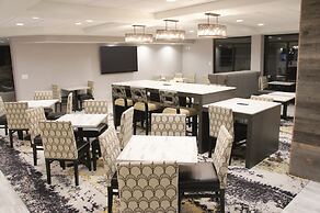 La Quinta Inn & Suites by Wyndham Raleigh Downtown North