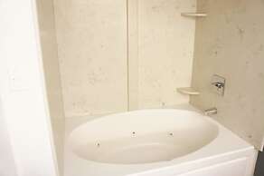 La Quinta Inn & Suites by Wyndham Raleigh Downtown North