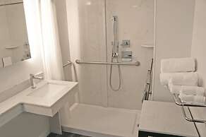 La Quinta Inn & Suites by Wyndham Raleigh Downtown North