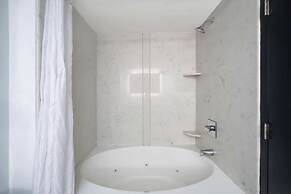 La Quinta Inn & Suites by Wyndham Raleigh Downtown North