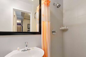 La Quinta Inn & Suites by Wyndham New York City Central Park