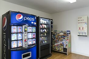 HomeTowne Studios By Red Roof Denver - Glendale/ Cherry Creek