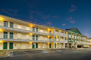 HomeTowne Studios By Red Roof Denver - Glendale/ Cherry Creek