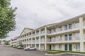 HomeTowne Studios By Red Roof Denver - Glendale/ Cherry Creek