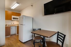 HomeTowne Studios By Red Roof Denver - Glendale/ Cherry Creek