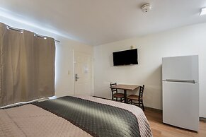 HomeTowne Studios by Red Roof Dallas - Irving