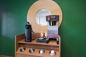 HomeTowne Studios by Red Roof Raleigh - Durham