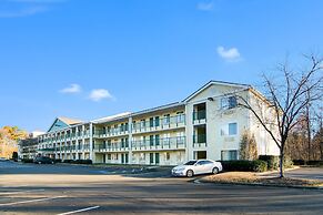 HomeTowne Studios by Red Roof Raleigh - Durham