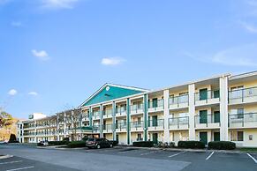 HomeTowne Studios by Red Roof Raleigh - Durham