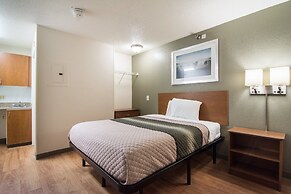 HomeTowne Studios by Red Roof Raleigh - Durham