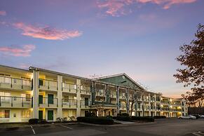 HomeTowne Studios by Red Roof Raleigh - Durham