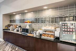 La Quinta Inn & Suites by Wyndham Orlando Airport North