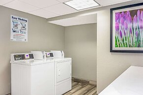 La Quinta Inn & Suites by Wyndham Orlando Airport North