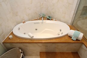 Coconut Mallory Resort And Marina By Kees Vacations