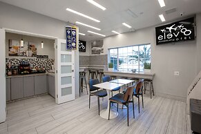 Elev8 Hotel Los Angeles LAX